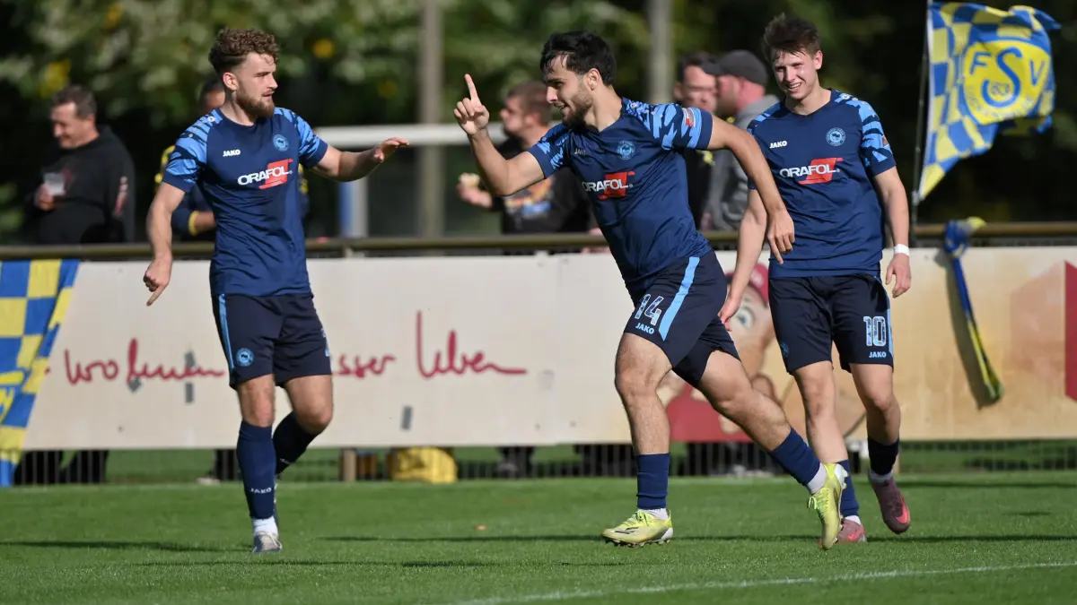 Fussball : Oranienburg ORAFOL - Arena, Fussball Landespokal Brandenburg, Oranienburger FC - FSV Luckenwalde, erneute Führung Abdul-Hamid Saadaev mit dem 2 : 1, dabei Elias Eckert l. und Jascha Seiche
FOTO BENK 11.10..2025