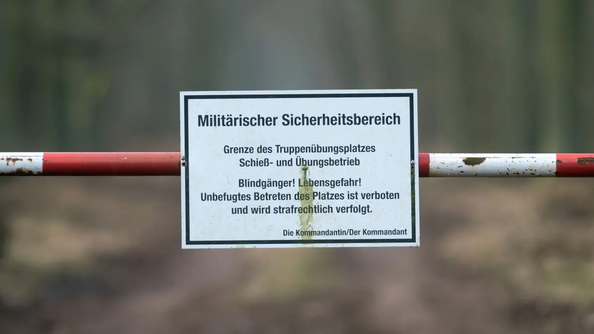 Im Rahmen der strategischen Neuausrichtung der Nato sowie der geplanten Stärkung der Verteidigungsfähigkeit prüft die Bundeswehr auch ehemalige Liegenschaften von militärischen Einrichtungen. Könnte auch in Platkow bei Seelow künftig wieder solche Warnschilder hängen?