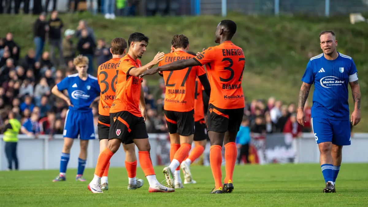 Landespokal Brandenburg (AF) FC Strausberg - Energie Cottbus 2025/26: Fußball, Herren, Saison 2025/2026, Brandenburger Landespokal (Achtelfinalfinale), FC Strausberg - FC Energie Cottbus (0:5), v. l. Can Moustfa (Energie Cottbus), Merveille Biankadi (Energie Cottbus), Sven Müller (FC Strausberg), Jubel nach Tor zum 4:0, 11.10.2025, Foto: Matthias Koch