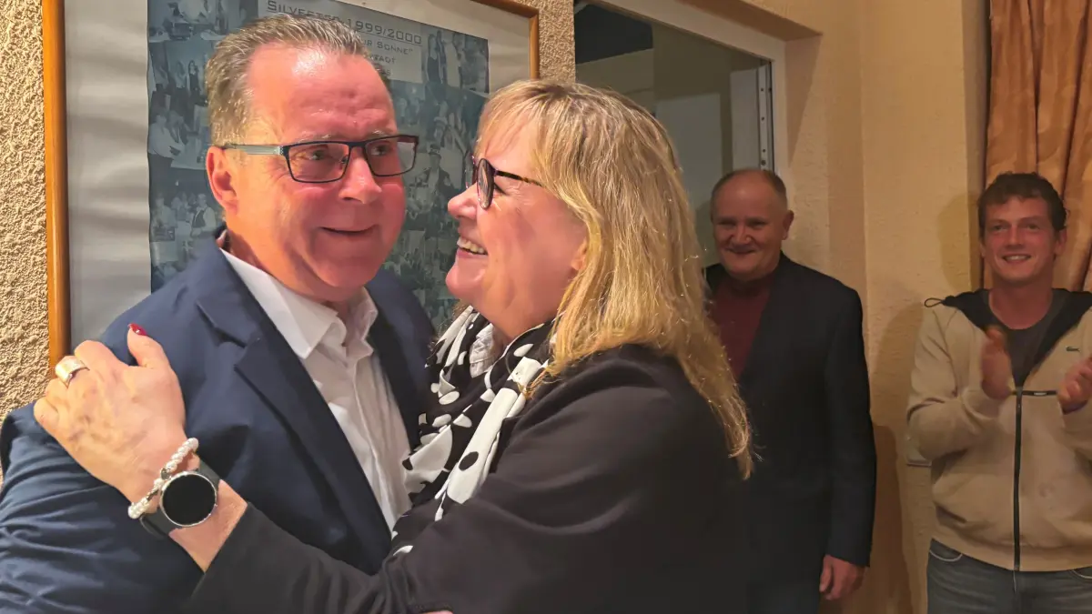 Ein erleichterter Wahlgewinner: Marko Henkel ist der neue Bürgermeister von Eisenhüttenstadt. Er setzte sich in der Stichwahl gegen den AfD-Kandidaten Maik Diepold durch.