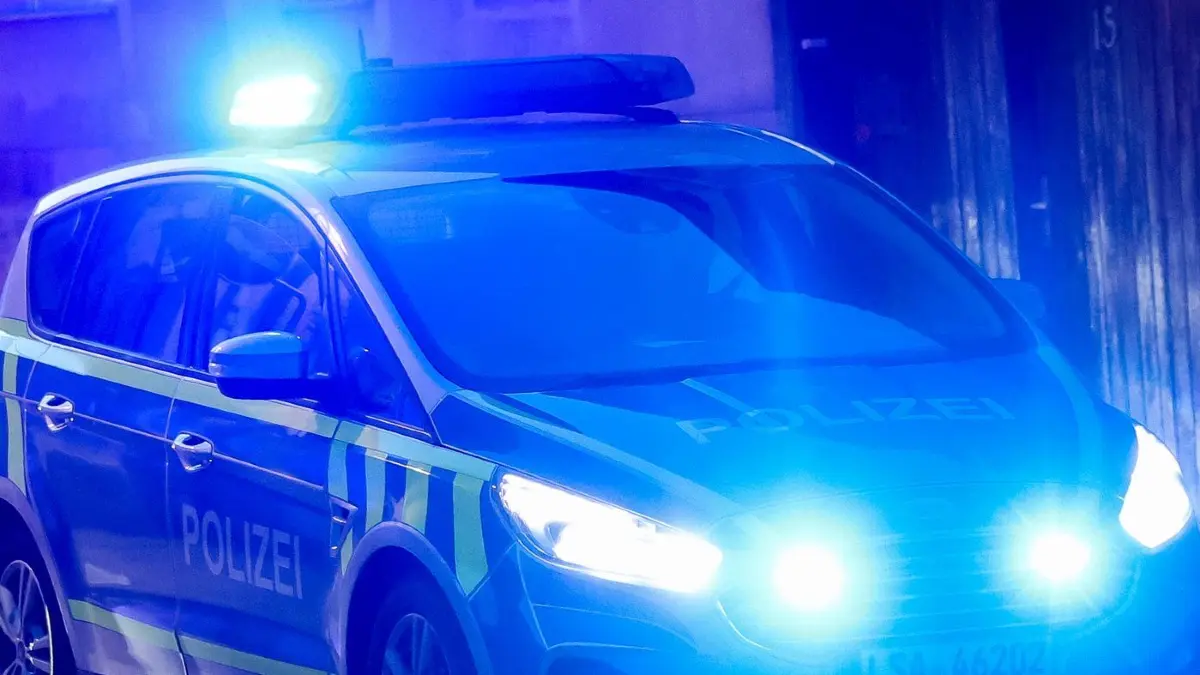 Polizeifahrzeug mit Blaulicht: ARCHIV - 25.03.2024, Sachsen-Anhalt, Bad Bibra: Ein Fahrzeug der Polizei fährt mit Blaulicht am Abend durch eine Straße. Nach einer Verpuffung an einem Imbisswagen entsteht ein Schaden von 40 000 Euro. (zu dpa: «Zwei Fälle in einer Nacht: Räuber in Dresden gefasst») Foto: Jan Woitas/dpa +++ dpa-Bildfunk +++