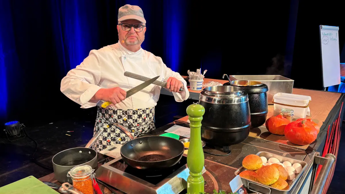 Ran an die Töpfe: Eventkoch Volker Müller-Hagenbeck zaubert beim Show-Kochen auf der Kulinarium-Messe in Schwedt ein Drei-Gänge-Menü aus regionalen Produkten der Uckermark.