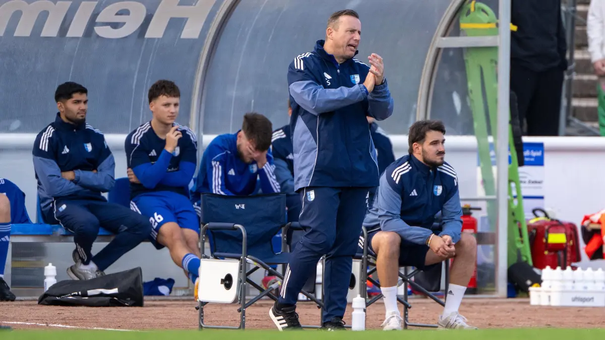 Landespokal Brandenburg (AF) FC Strausberg - Energie Cottbus 2025/26: Fußball, Herren, Saison 2025/2026, Brandenburger Landespokal (Achtelfinalfinale), FC Strausberg - FC Energie Cottbus, Trainer Roman Sedlak (FC Strausberg), 11.10.2025, Foto: Matthias Koch