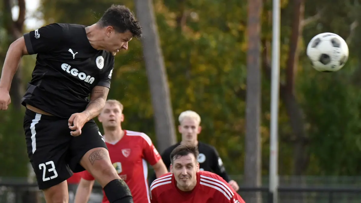 Fussball : Oranienburg, Fussball Brandenburgliga Punktspiel, TuS Sachsnhausen - Ludwigsfelder FC, Marc Moldenhauer trift per Kopf weiter Aaron Eichhorn unten vorn
FOTO BENK 11.10.2025