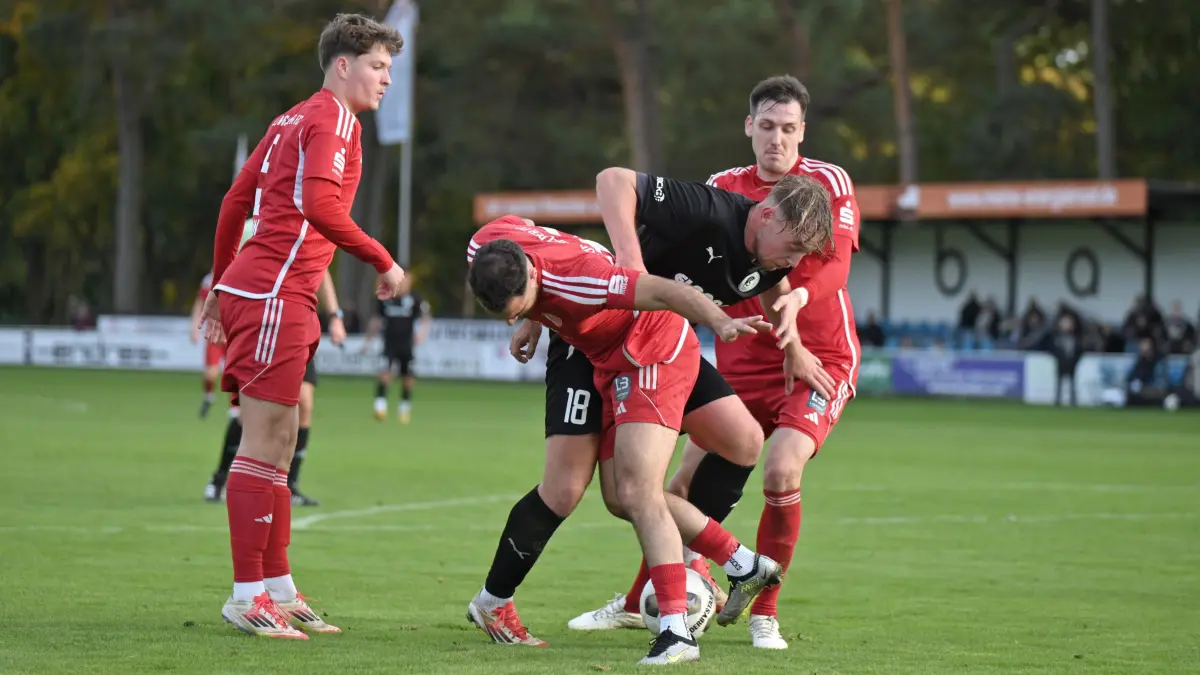 Fussball : Oranienburg, Fussball Brandenburgliga Punktspiel, TuS Sachsnhausen - Ludwigsfelder FC, v.l. Jerry Lee Lutzmann, Martin Kardjilov, Leon Weigt und Aaron Eichhorn h.r.
FOTO BENK 11.10.2025