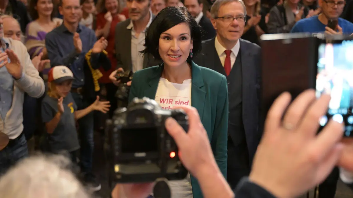 Stichwahlen zum Oberbürgermeister in Potsdam: 12.10.2025, Brandenburg, Potsdam: Noosha Aubel (parteilos) gewinnt die Stichwahl zum Oberbürgermeisteramt mit 72,1 Prozent der abgegebenen Stimmen. Beim Wahlabend im Nicolaisaal Potsdam zeigt sie sich mit dem Ergebnis zufrieden. Foto: Michael Bahlo/dpa +++ dpa-Bildfunk +++