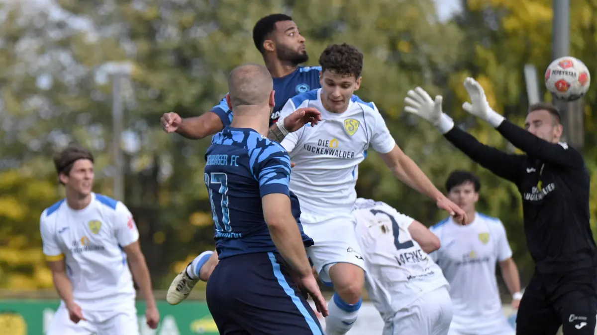 Fussball : Oranienburg ORAFOL - Arena, Fussball Landespokal Brandenburg, Oranienburger FC - FSV Luckenwalde, Kwasi Boateng hier mit dem 1 : 0, Tim Meyer und TW Florian Palmowski kommen nicht an den Ball
FOTO BENK 11.10..2025
