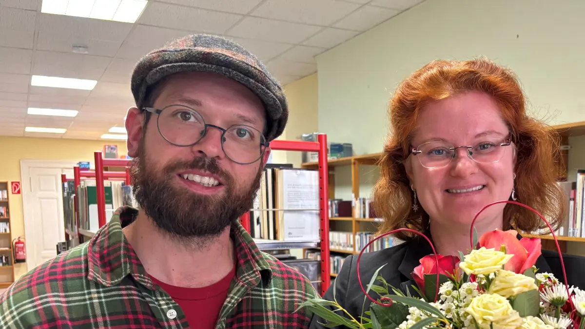 Vorstand der Bibliothek Angermünde: Moritz Nahrender, Vorsitzender des Trägervereins, und Carolin Ukrow, Leiterin der Bibliothek.