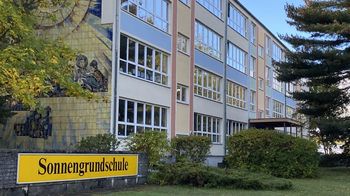 Die Sonnengrundschule in Fürstenwalde: Das Gebäude bräuchte eine Sanierung. Die Idee, das mit dem Hort-Neubau gleichsam mitzuerledigen, ist umstritten.