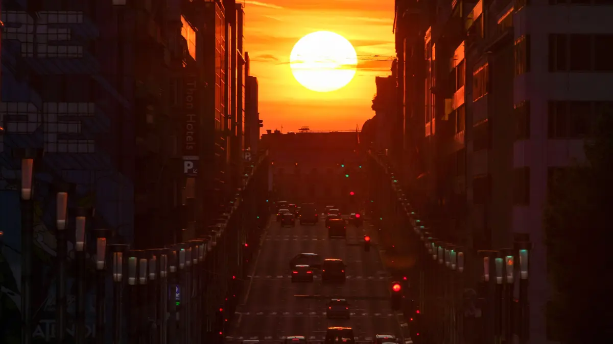 Die Sonne geht hinter der Rue de la Loi in der belgischen Hauptstadt unter. Ein Generalstreik in Belgien wird im Oktober die Infrastruktur lahmlegen. Flüge werden gestrichen, auch Bahnverbindungen sind wohl betroffen.