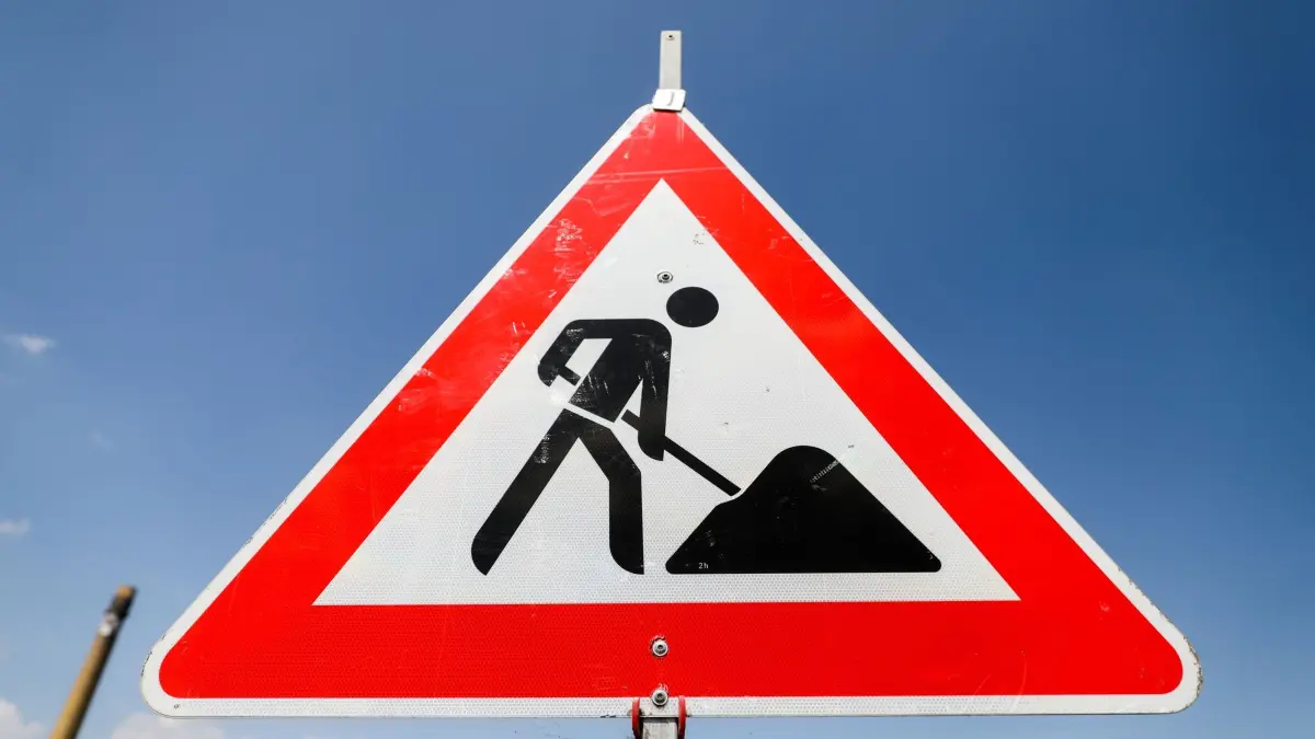 Baustelle: ARCHIV - 18.07.2019, Sachsen, Borna: Ein Schild weist auf die Baustelle an der A72 hin. (zu dpa: «Fahrer ignoriert Schilder und landet in einer Baugrube») Foto: Jan Woitas/dpa-Zentralbild/dpa +++ dpa-Bildfunk +++