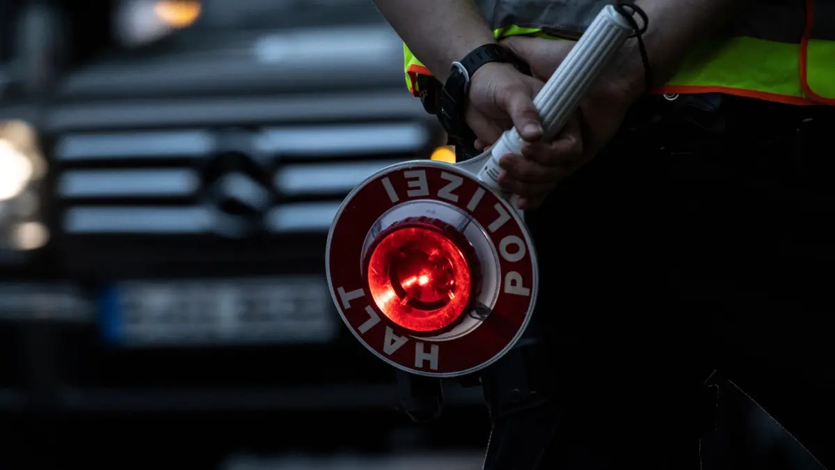 ARCHIV - 30.06.2020, Berlin: "Halt! Polizei!" steht auf der Kelle einer Polizeibeamten an einer Kontrollstelle am Ostbahnhof. Im Augenmerk der Polizei standen Temposünder. Außerdem wurden Alkoholkontrollen durchgeführt (zu dpa: «Zivilcourage: Männer stoppen betrunkenen Autofahrer») Foto: Paul Zinken/dpa +++ dpa-Bildfunk +++