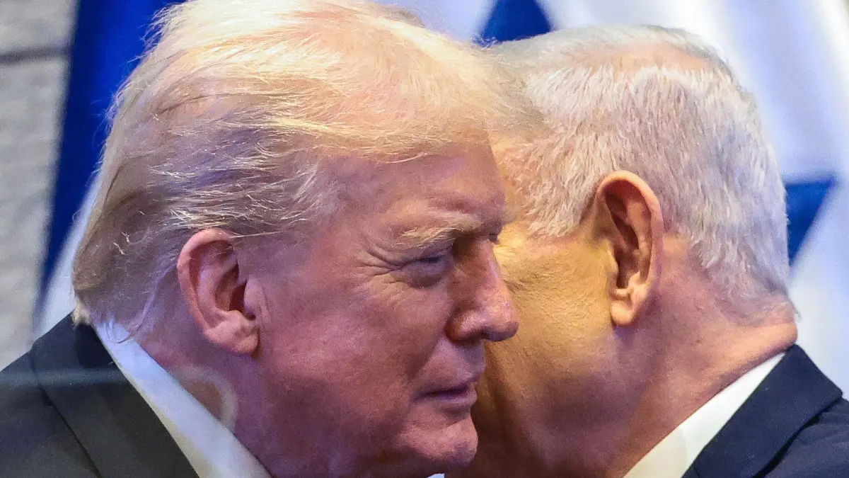 Nahostkonflikt - Trump: 13.10.2025, Israel, Jerusalem: Präsident Donald Trump spricht mit Israels Ministerpräsident Benjamin Netanjahu in der Knesset, dem israelischen Parlament. Foto: Evelyn Hockstein/Pool Reuters/AP/dpa +++ dpa-Bildfunk +++