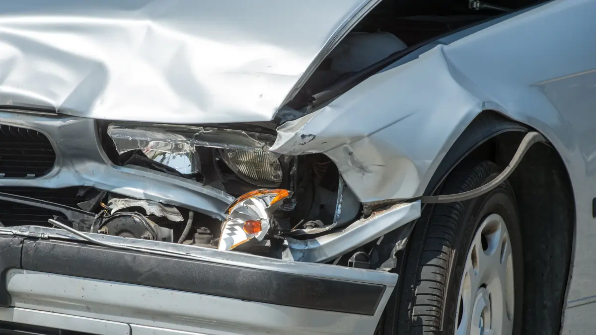 Ein beschädigtes Auto nach einem Unfall.