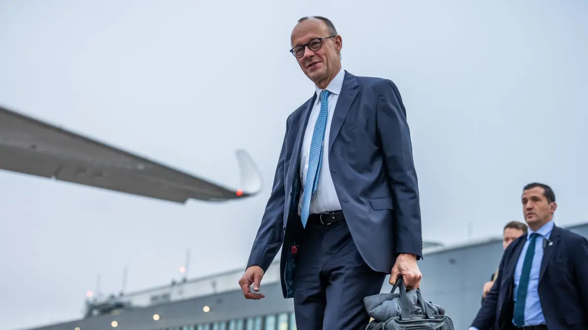 Bundeskanzler Merz reist zu Gaza-Gipfel: 13.10.2025, Brandenburg, Schönefeld: Bundeskanzler Friedrich Merz (CDU) geht zum Flugzeug der Flugbereitschaft der Luftwaffe, um zum Gaza-Gipfel in Scharm el Scheich zu reisen. Unter Vorsitz von Ägyptens Präsident al-Sisi und mit Beteiligung von US-Präsident Trump soll bei dem Treffen von Staats-und Regierungschefs die Unterstützung für den Gaza Streifen nach dem Waffenstillstand zwischen Israel und der Hamas beraten werden. Foto: Michael Kappeler/dpa +++ dpa-Bildfunk +++