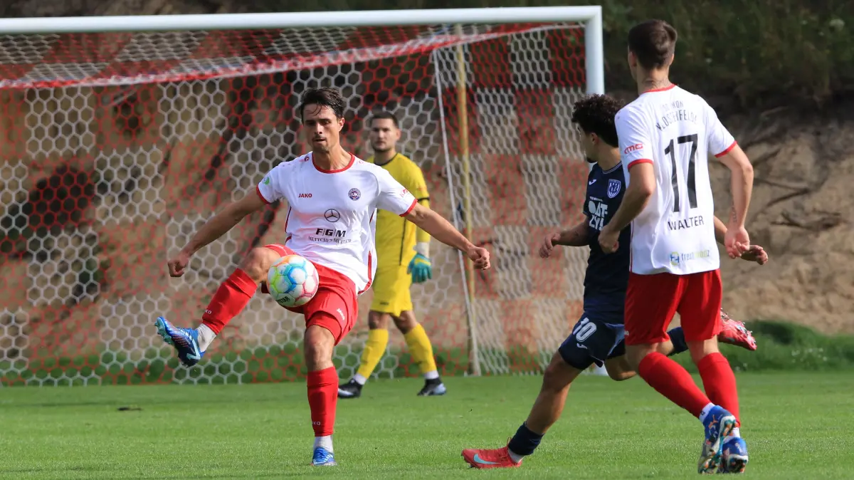 Fußball-Landespokal: Union Klosterfelde gegen SV Babelsberg 03, mit Emil Gustavus (am Ball)