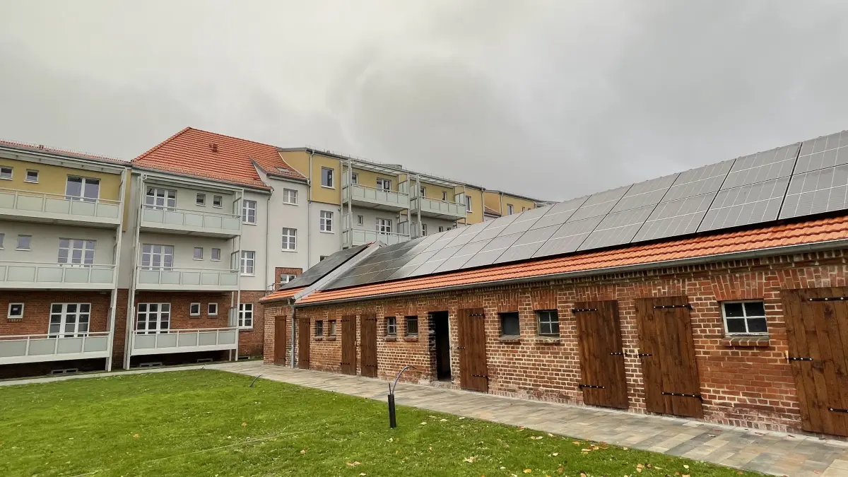 Moderne Wohnungen in Fürstenberg: In der Fellertstraße im Ortsteil von Eisenhüttenstadt wurde ein Gebäudekomplex saniert. Das müssen Mietinteressenten wissen.