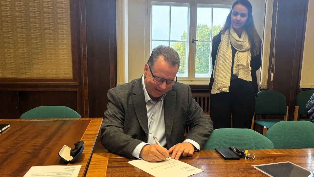 Marko Henkel unterschreibt die Annahmeerklärung zum Amt für den hauptamtlichen Bürgermeister von Eisenhüttenstadt