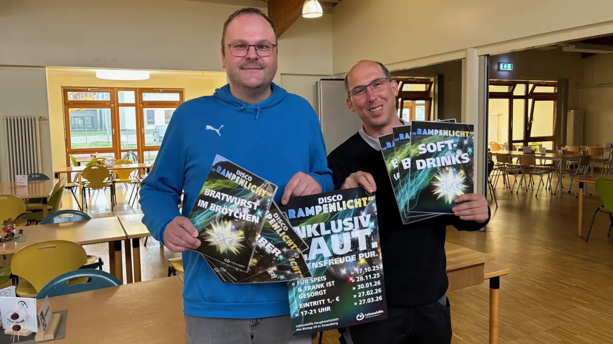 Erfahrenes DJ-Duo: Felix Haagen (links) und Karsten Hahn in dem Raum, der zur Disco umfunktioniert werden soll. Die Plakate sind in der hauseigenen Druckerei gefertigt worden.