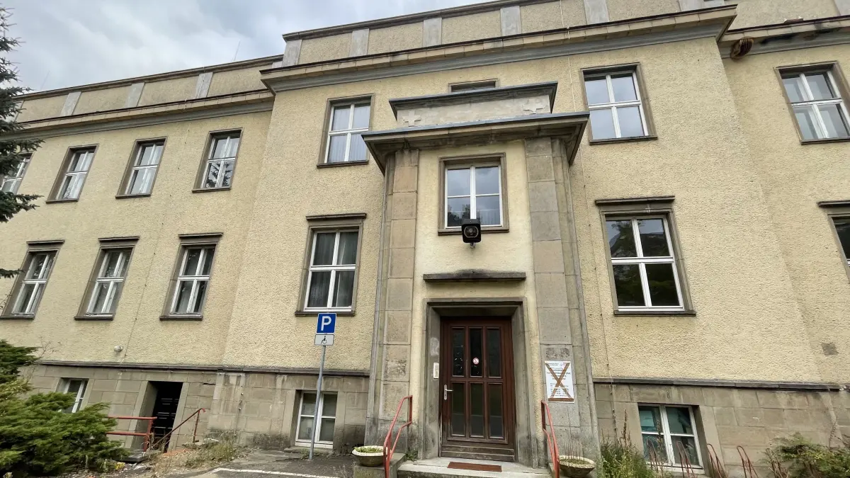 Das ehemalige Isoliegebäude ist der älteste Teil auf dem Krankenhausgelände in Eisenhüttenstadt. Die Immobilie steht leer. Was ist geplant?