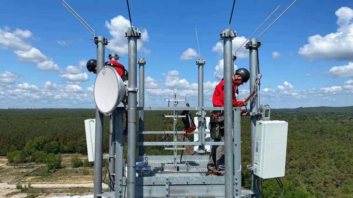 5G-Antennen: ARCHIV - 26.05.2020, Berlin: Techniker montieren auf einem Vodafone-Funkmast im Berliner Stadtteil Schmöckwitz in gut 50 Meter Höhe Antennen für die fünfte Mobilfunk-Generation (5G). Nun soll Equipment von Huawei durch Geräte von Samsung ersetzt werden. (zu dpa: «Vodafone ersetzt Huawei-Technik durch Samsung») Foto: Christoph Dernbach/dpa +++ dpa-Bildfunk +++