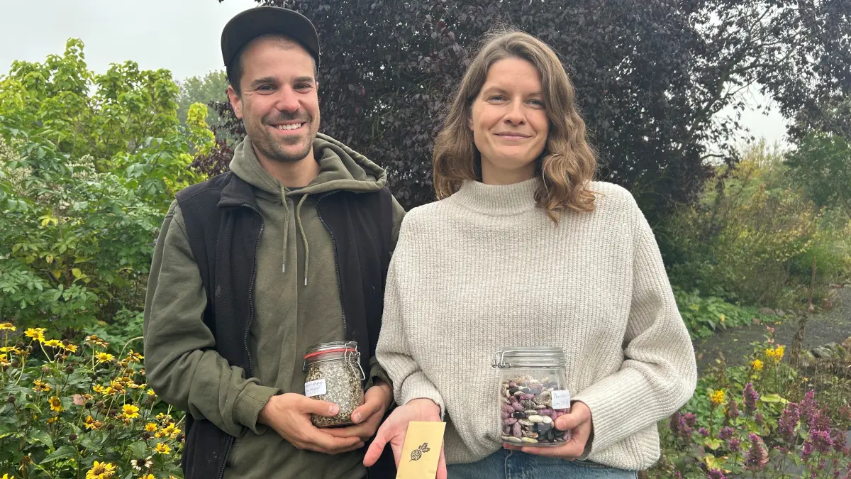 Maximilian Holzapfel (l.) und Xenia Stubbe haben sich in Biesenbrow bei Angermünde eine eigene Saatgutgärtnerei mit Onlineshop aufgebaut. Welche Herausforderungen gab es für die jungen Landwirte?