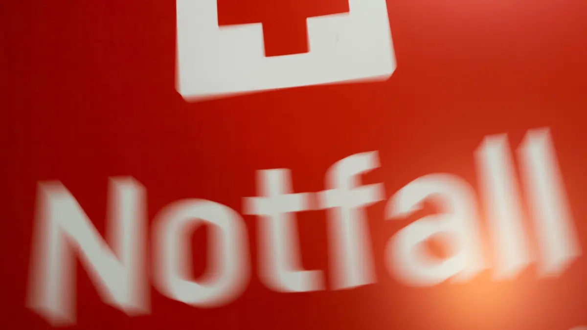 Notaufnahme: ARCHIV - 03.02.2020, Bayern, München: Ein Schild mit der Aufschrift «Notfallzentrum» steht an der Notaufnahme eines Krankenhauses. (zu dpa: «Erkrankungen von Herz und Blutgefäßen häufigste Todesursache») Foto: Lino Mirgeler/dpa +++ dpa-Bildfunk +++