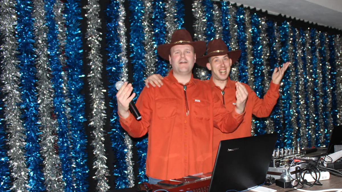 Sorgen seit Längerem für ausgelassene Stimmung: Felix Haagen und Karsten Hahn als DJ-Duo bei einer Faschingsfeier im Volkshaus. (Archivbild)