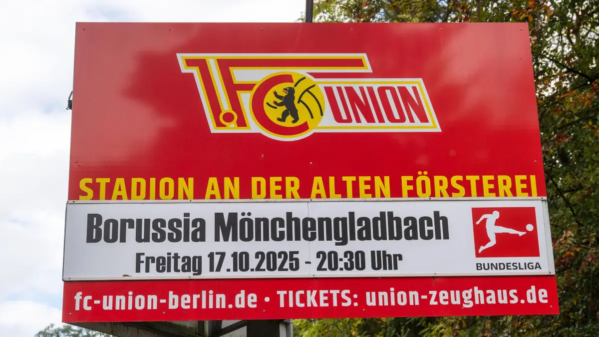 1. FC Union Pressekonferenz 2025/26: Fußball, Herren, Saison 2025/2026, 1. Bundesliga, 1. FC Union Berlin, Anzeigetafel mit der Paarung 1. FC Union - Borussia Mönchengladbach vor der Geschäftsstelle, 15.10. 2025, Foto: Matthias Koch