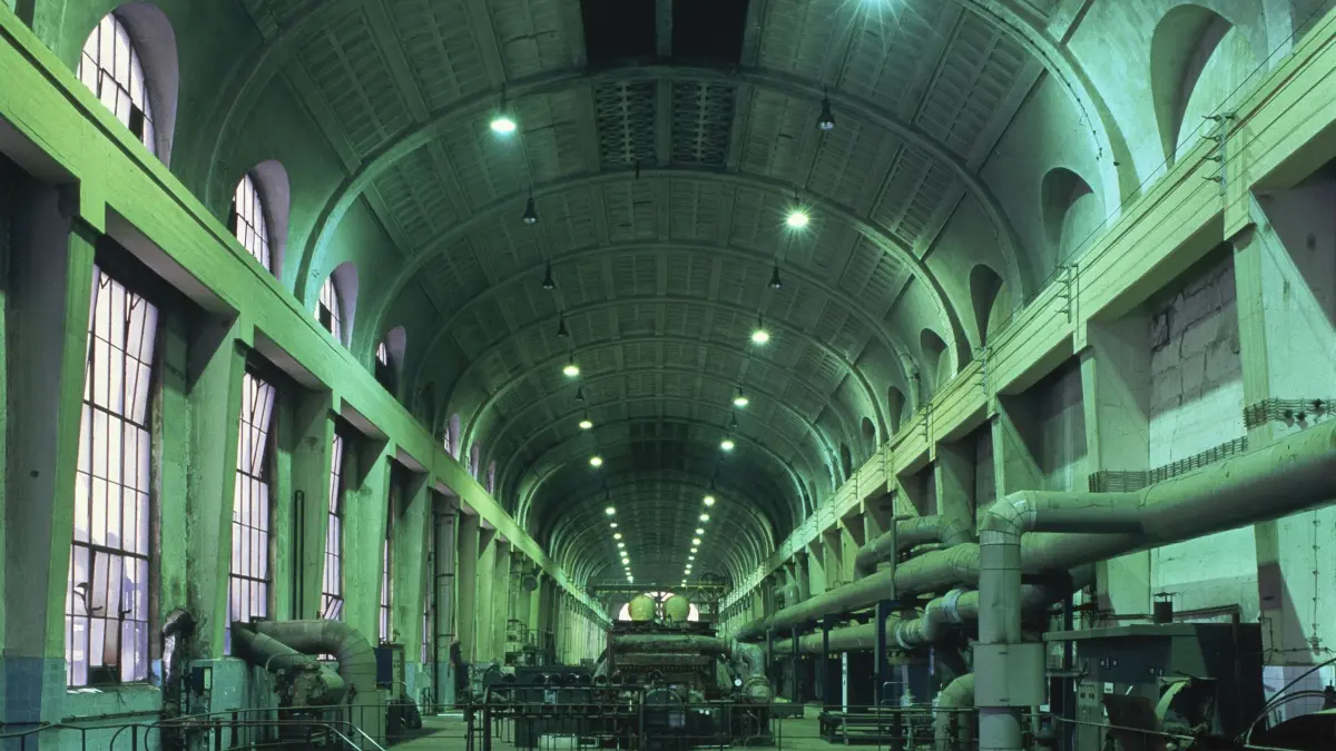 Grüne Turbinenhalle im Kraftwerk Finkenheerd 1994 +++ Bild nur verwenden in Artikel über Ausstellung von Peter Hamel im Museum Utopie und Alltag +++