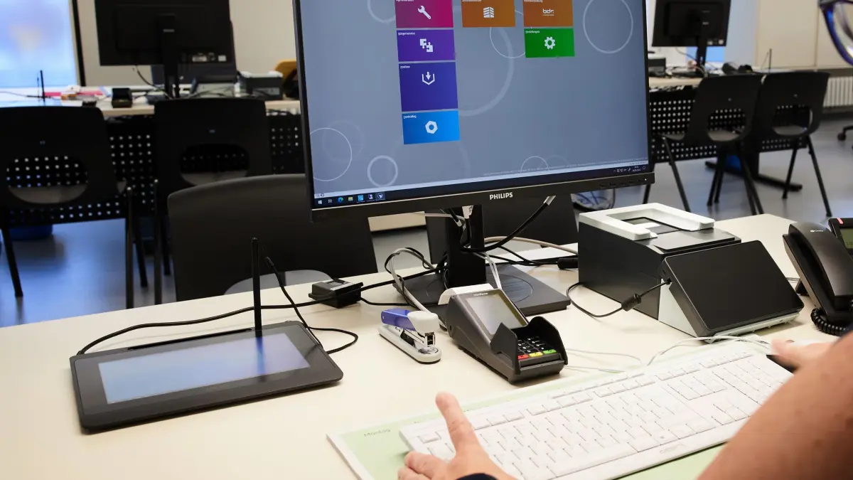 Digitalisierung: ARCHIV - 04.09.2024, Berlin: Eine Mitarbeiterin sitzt in einem Bürgeramt an ihrem digitalen Arbeitsplatz. (zu dpa: «Grünes Licht für einheitliche Daten-Infrastruktur») Foto: Jörg Carstensen/dpa +++ dpa-Bildfunk +++