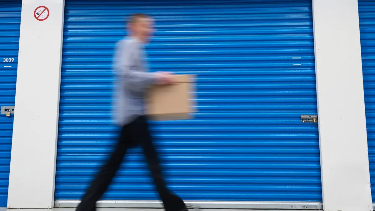 Könnte es so bald auch im Gewerbegebiet in Strausberg aussehen? Gänge mit Lagerboxen bestimmen das Bild im Gebäude. Laut des Verbands deutscher Selfstorage-Unternehmen lagern immer mehr Menschen in Deutschland Hab und Gut ein. (Symbolbild)