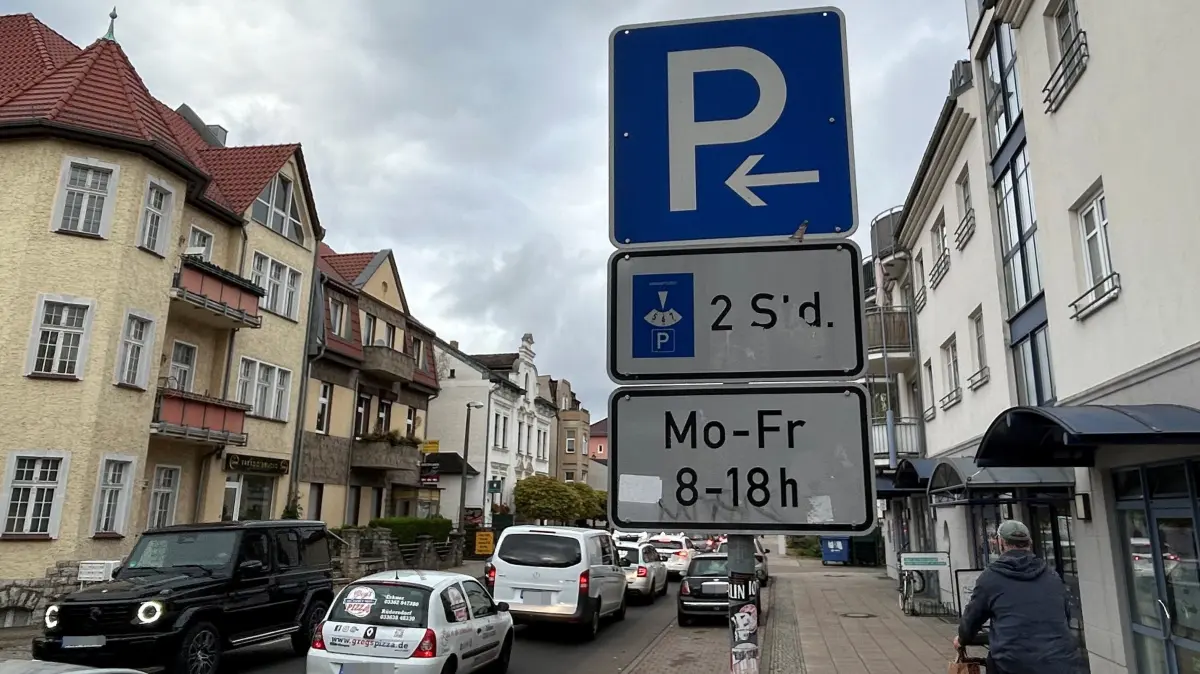 Parken in Erkner: In der Friedrichstraße gilt Parken mit Parkscheibe für zwei Stunden. Wer länger steht, riskiert ein Knöllchen. Doch nun warnt die Stadt falschen Bußgeld-Bescheiden.