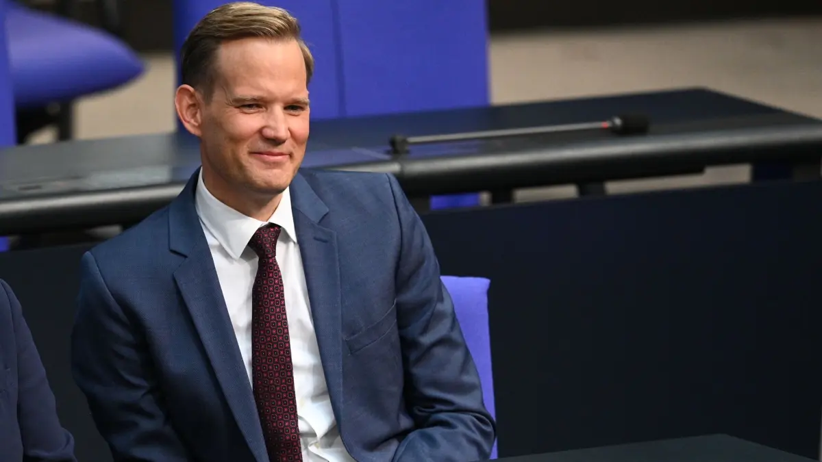Bundestag: 16.10.2025, Berlin: Hendrik Streeck (CDU), Bundesbeauftragter für Sucht- und Drogenfragen, sitzt während der Debatte im Bundestag. Das Parlament befasst sich neben der Debatte nach der Regierungserklärung von Kanzler Merz unter anderem mit Rentengesetzen und dem Wehrdienst-Modernisierungsgesetz. Foto: Niklas Graeber/dpa +++ dpa-Bildfunk +++