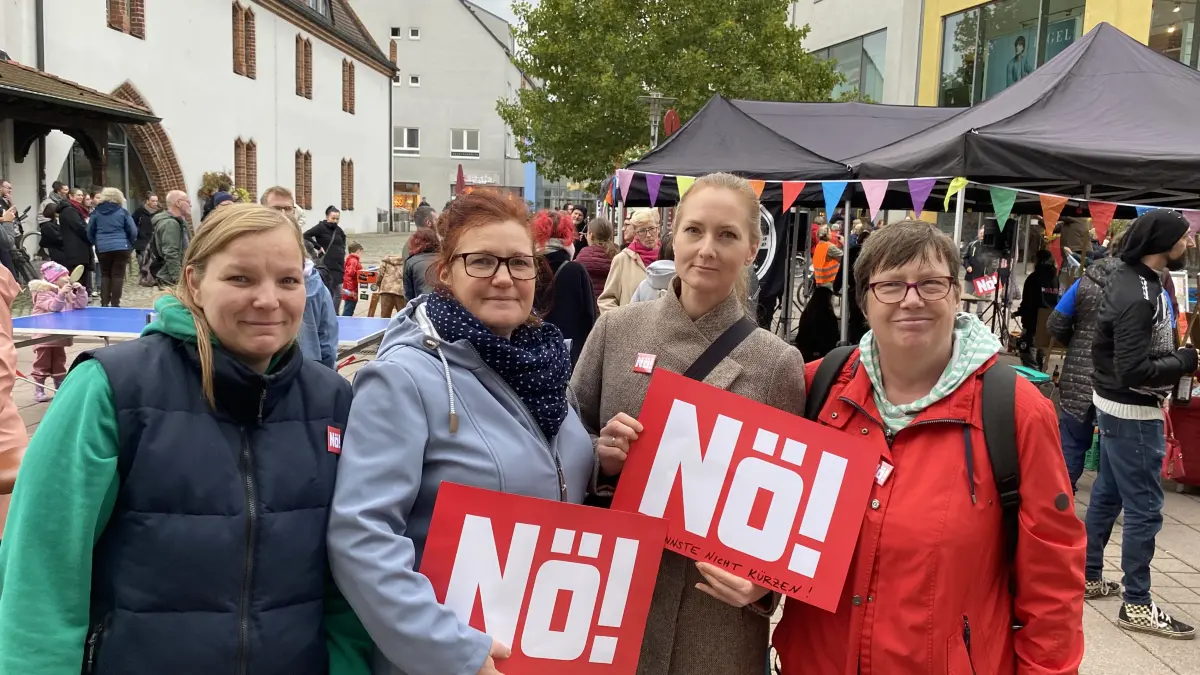 Nö zu Kürzungen: Mandy Zimmermann, Antje Werner, Catharina Schulze und Carina Leichnitz von der Arbeiterwohlfahrt auf dem Marktplatz in Fürstenwalde