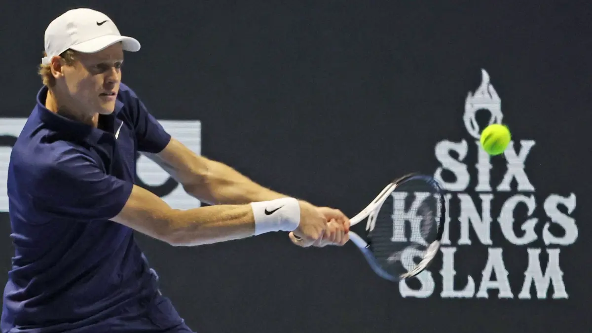 Six Kings Slam 2025: 16.10.2025, Saudi-Arabien, Riad: Tennis, Six Kings Slam 2025, Einzel, Herren,
Sinner (Italien) - Djokovic (Serbien).
Jannik Sinner in Aktion. Foto: Felice Calabro/IPA via ZUMA Press/dpa +++ dpa-Bildfunk +++