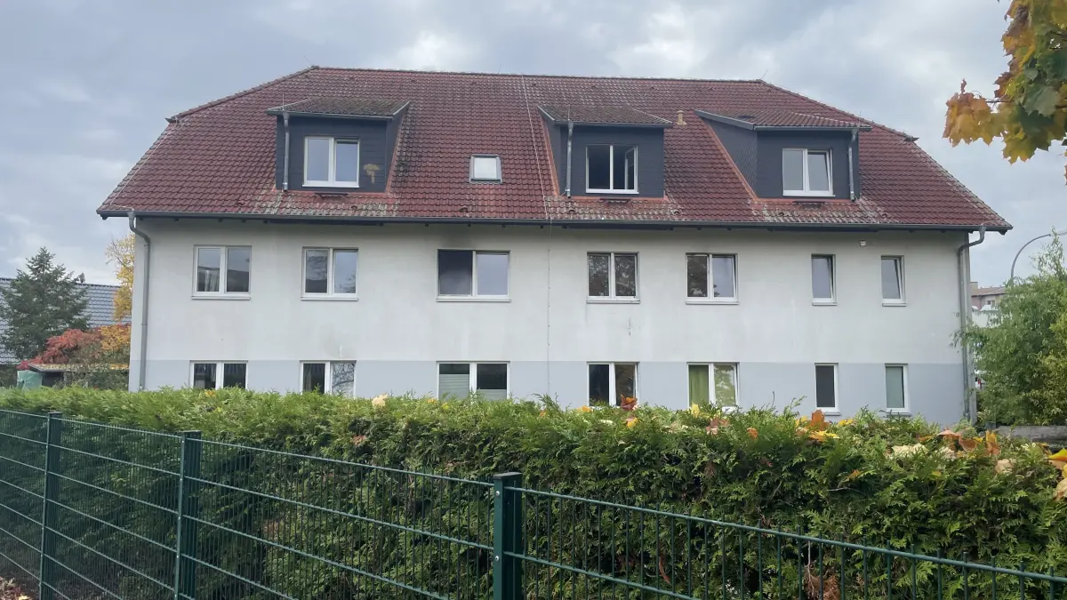 Das Gebäude in Strausberg, in dem es gebrannt hat. Durch schnelles Eingreifen von zwei Erziehern konnte Schlimmeres verhindert werden. Rußspuren sind noch deutlich auszumachen.