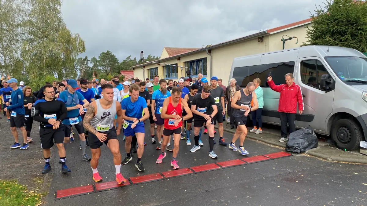 Start des Schlaubetalmarathons in Fünfeichen: Die Läufer und Walker hoffen wie hier 2023 auf trockene Witterung. Der Vereinsvorsitzende Falk Hartmann wird erneut den Startschuss geben.