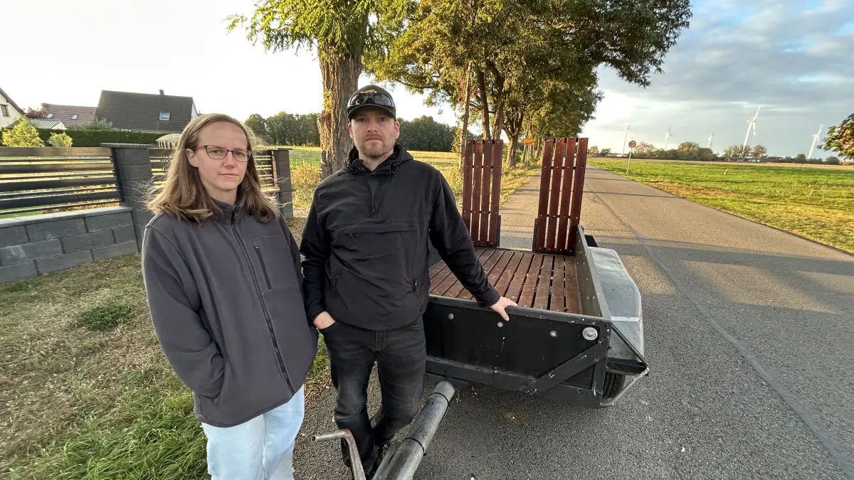 Ralf und Viktoria Bohnsack parken einen Anhänger an der Straße und haben einen Weg über den Acker improvisiert, den Schulkinder zur Bushaltestelle nutzen können.