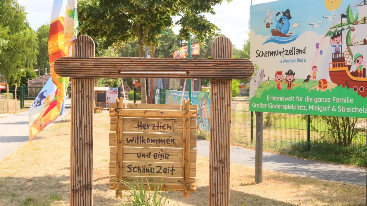 Eingang zum Scharmuntzelland, dem Freizeitpark in Wendisch Rietz. 2026 sollen neuen Eintrittspreise gelten.