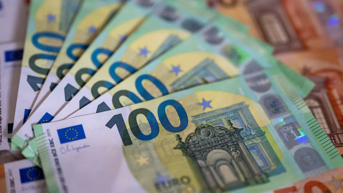 Sondervermögen: ARCHIV - 21.08.2023, Berlin: SYMBOLBILD: Geldscheine mit dem Wert von 100 und 50 Euro liegen auf einem Tisch. (zu dpa: «Hessen profitiert milliardenschwer von Sondervermögen») Foto: Monika Skolimowska/dpa +++ dpa-Bildfunk +++