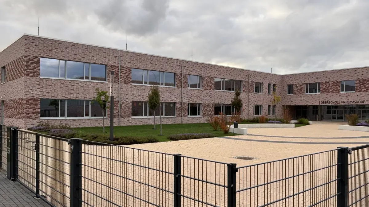 Oberschule Fredersdorf, Baukörper links wird um ein zusätzliches Stockwerk erweitert