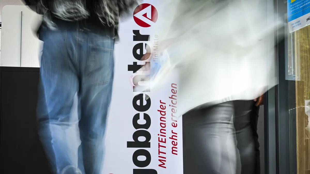 Der Eingang von einem Jobcenter. Das Bürgergeld soll reformiert werden. Das hätte auch Auswirkungen auf Brandenburg, vor allem aus diejenigen, die Termine nicht wahrnehmen oder Arbeitsangebote ausschlagen.