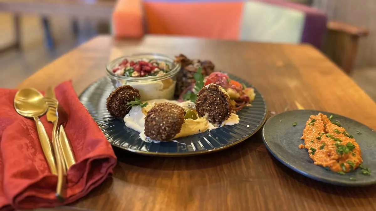 Gesund und köstlich ist der Al-Halthoul-Teller im Restaurant Kobamugasmus in Eberswalde.