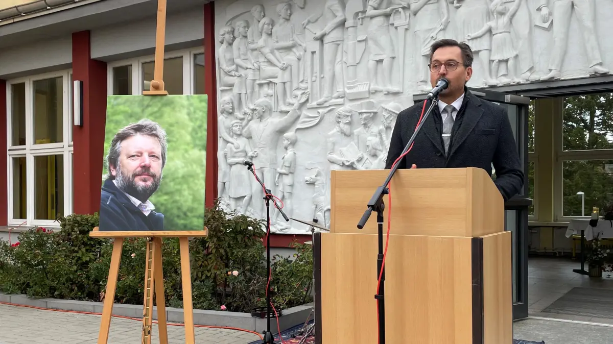 Gedenkveranstaltung auf dem Schulhof des Wandlitzer Gymnasiums zu Ehren des verstorbenen Schulleiters, Musikers und Lokalpolitikers Hartmut Arndt. Im Bild: Bürgermeister Oliver Borchert