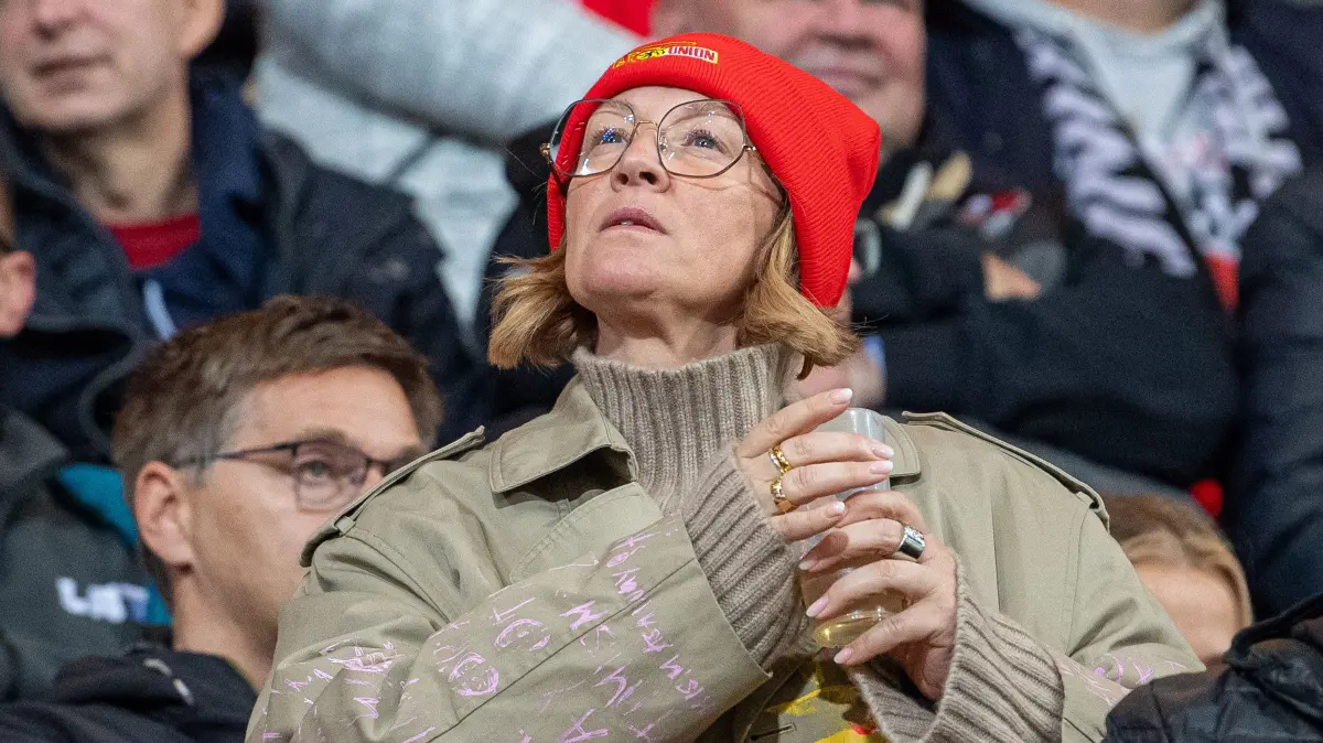 1.BL 1. FC Union - Mönchengladbach 2025/26: Fußball, Herren, Saison 2025/2026, 1. Bundesliga (7. Spieltag), 1. FC Union Berlin - Borussia Mönchengladbach, Katja Baumgart auf der Tribüne, 17.10.2025, Foto: Sebastian Räppold / Matthias Koch
