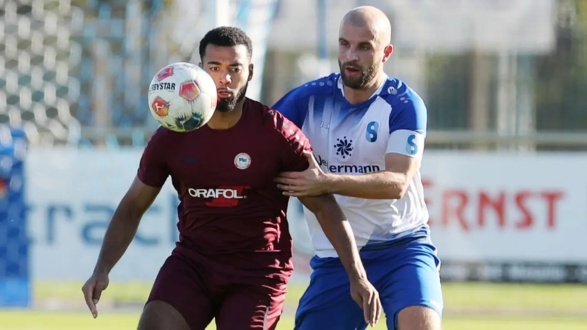 Oranienburger FC Eintracht - BSG Stahl Brandenburg 0:3: Oranienburg 18.10.25, BBL 7. ST Oranienburger FC Eintracht - BSG Stahl Brandenburg 0:3, Kwasi Boateng (rechts) gegen Adrian Jaskola
