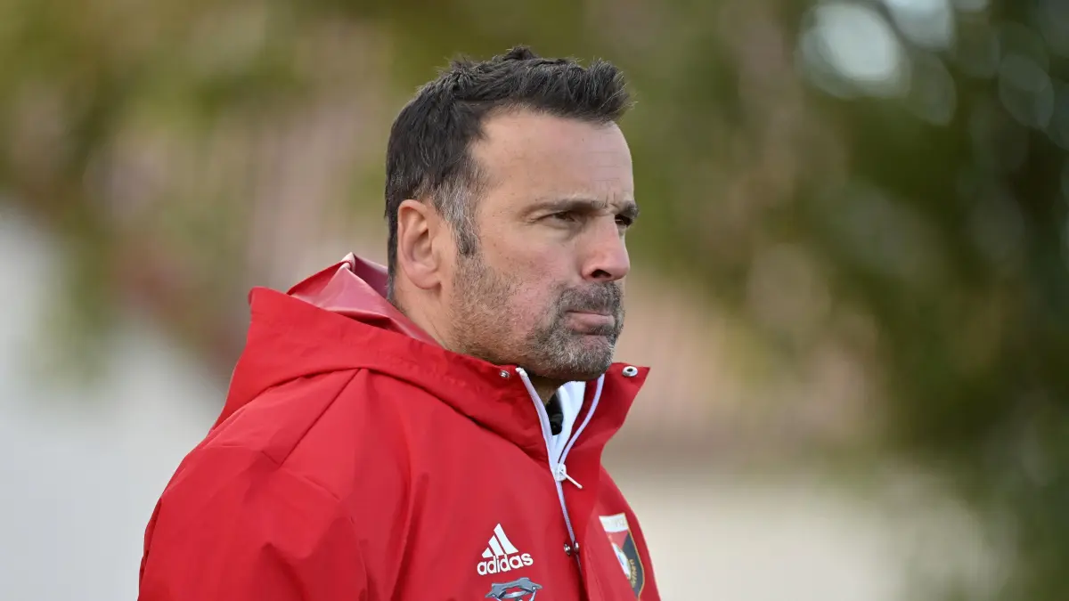 Fussball : Schöneiche Jahn-Sportplatz, Fussball Brandenburgliga: Germania Schöneiche - Eintracht Miersdorf/Zeuthen, presst die Lippen Trainer Thorsten Beck, 3 Gegentore in HZ 1 schon ne Hausnummer für die Germanen
FOTO BENK 17.10.2025