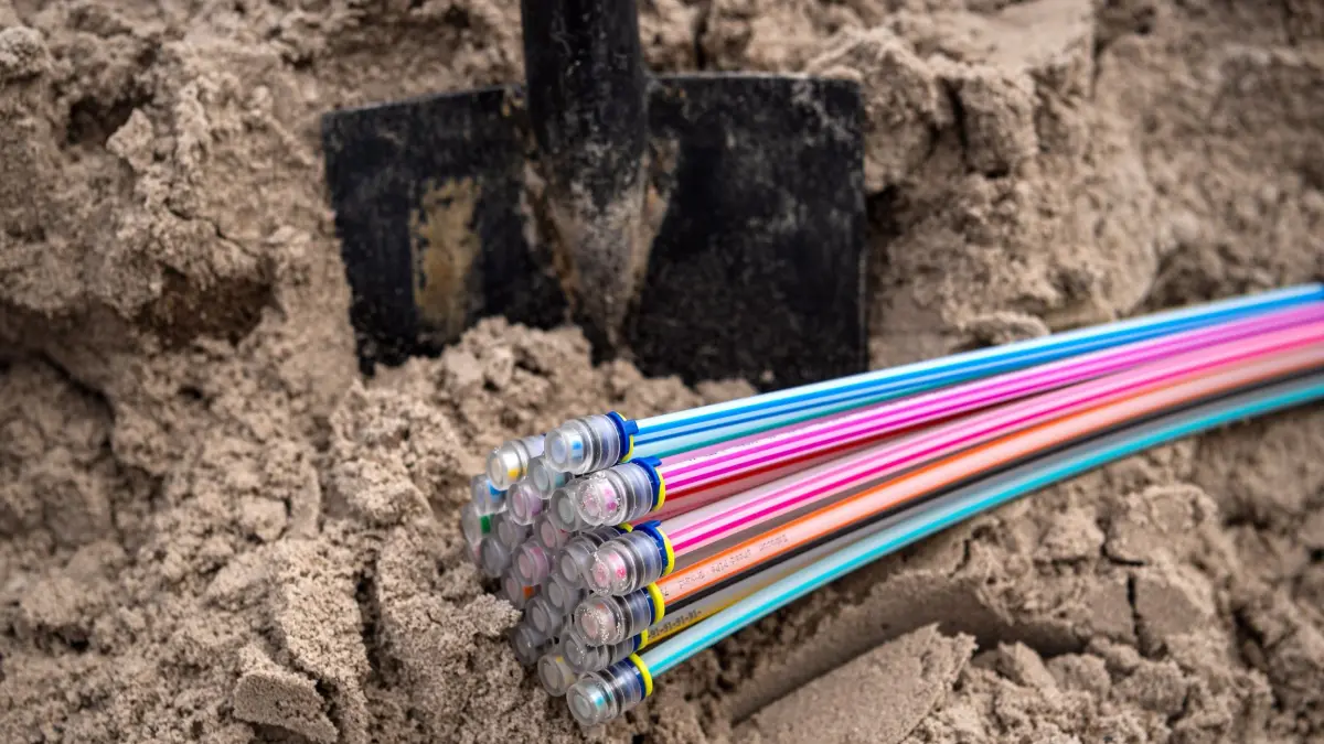 Ausbau des Glasfasernetzes: ARCHIV - 08.04.2021, Niedersachsen, Leer: Glasfaserkabel liegen auf einer Baustelle. (zu dpa: «Gasleitung bei Glasfaser-Bohrung beschädigt - Evakuierung») Foto: Sina Schuldt/dpa +++ dpa-Bildfunk +++