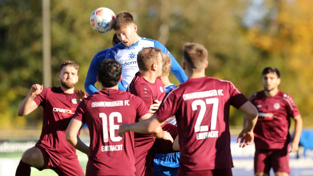 Oranienburger FC Eintracht - BSG Stahl Brandenburg 0:3: Oranienburg 18.10.25, BBL 7. ST Oranienburger FC Eintracht - BSG Stahl Brandenburg 0:3, Jean-Pierre Dellerue kommt hier zum Kopfball gegen sämtliche Oranienburger